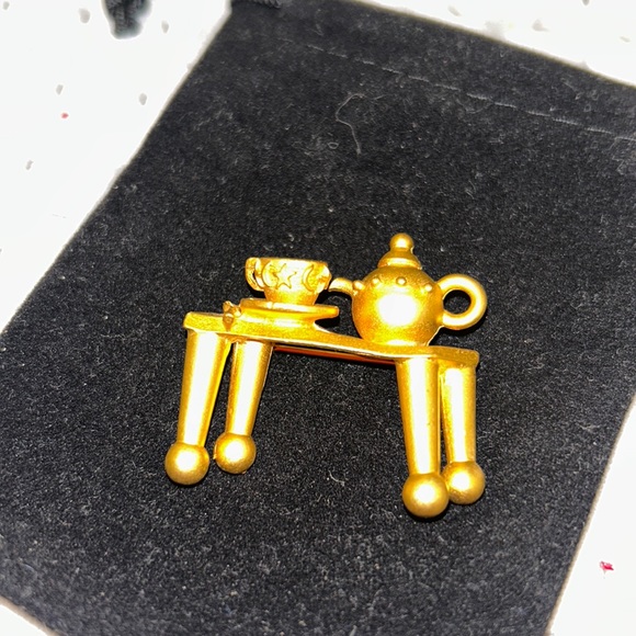 Vintage Leslie Block “Spot of Tea” Matte Gold Brooch-Boutique - Picture 2 of 8